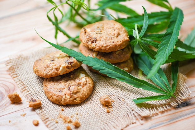 Koekjes met cannabisblad marihuanakruid op houten zak - de snack van het cannabisvoedsel voor gezondheid