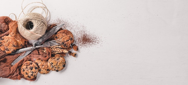 Koekjes met chocolade Op een houten ondergrond Bovenaanzicht Vrije ruimte voor uw tekst