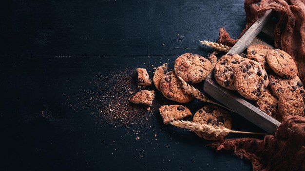 Koekjes met chocolade Op een houten ondergrond Bovenaanzicht Vrije ruimte voor uw tekst