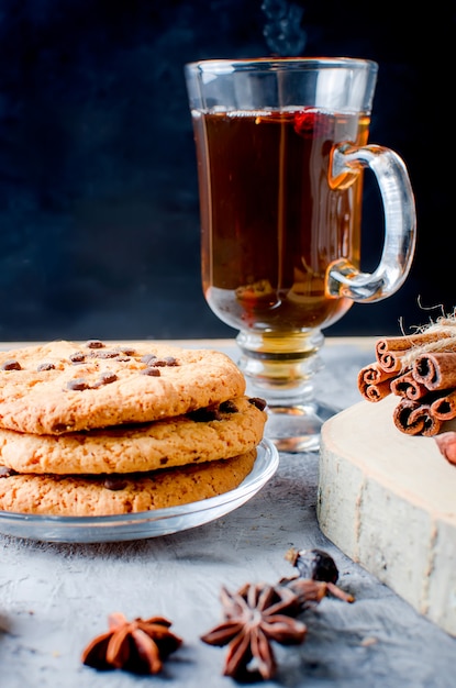 Koekjes met chocoladedalingen, op thee, kaneel, anijsplant