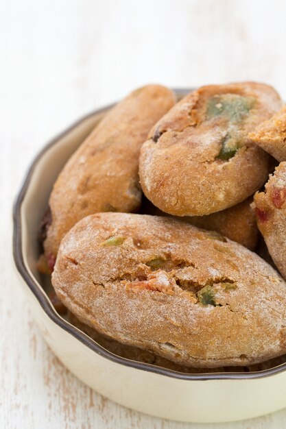 Koekjes met droge vruchten in schotel