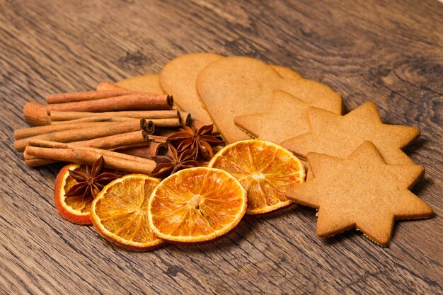 Koekjes met gedroogde kaneel en sinaasappel