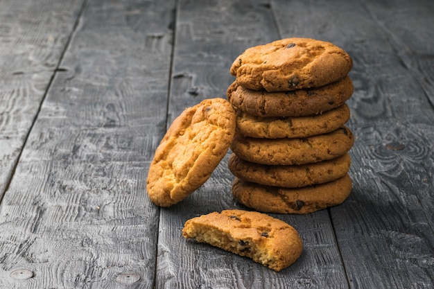 Koekjes met granen en chocolade op een zwarte houten tafel