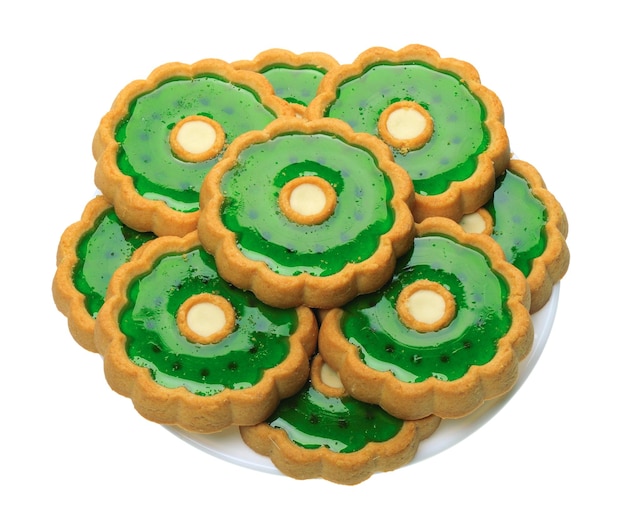 Koekjes met groene gelei op witte plaat geïsoleerd