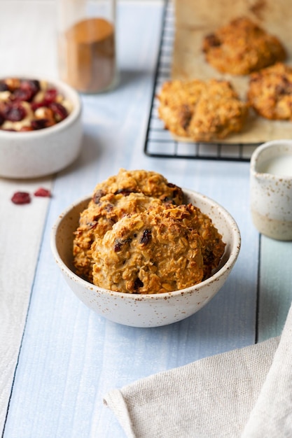 Koekjes met havervlokken noten gedroogde vruchten rozijnen veenbessen kaneel op een houten ondergrond