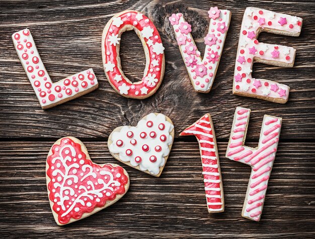 Koekjes met het woord liefde en de cijfers 14 Valentijnsdag