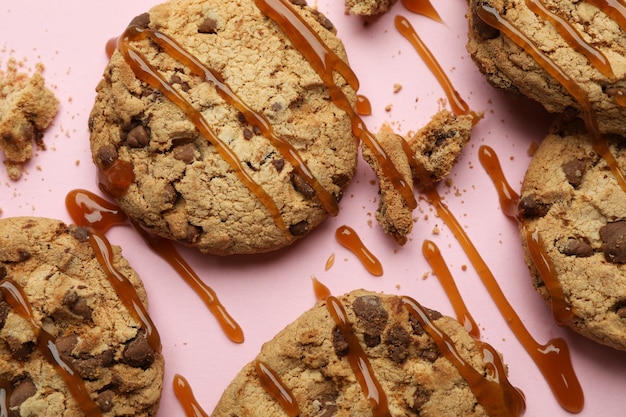 Koekjes met karamel op roze achtergrond, close-up