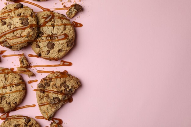 Koekjes met karamel op roze