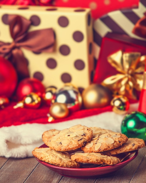 Koekjes met kerstcadeaus op houten tafel