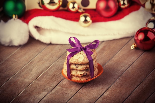 Koekjes met kerstcadeaus op houten tafel