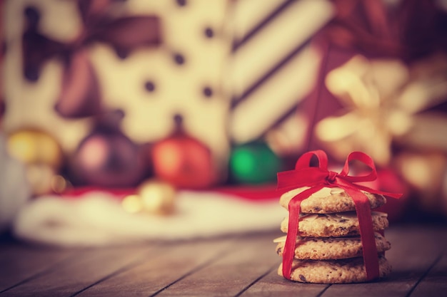 Koekjes met kerstcadeaus op houten tafel