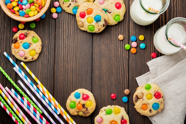 koekjes met kleurrijke chocoladesnoepjes in suikerglazuur