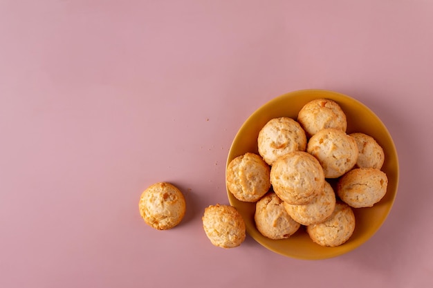 Koekjes met kwark op een schotel op een beige achtergrondexemplaarruimte