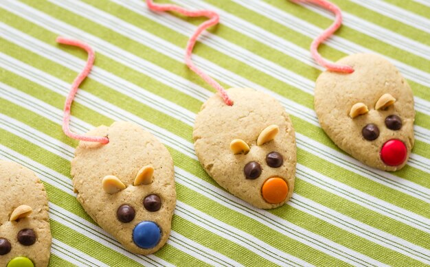 Foto koekjes met muisvormige en rode dropstaart over groen gestreept tafelkleed