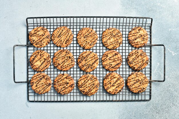 Foto koekjes met noten en chocolade en grijze stenen achtergrond bovenbeeldruimte voor tekst