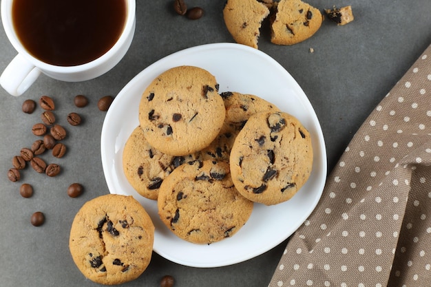 Koekjes met stukjes chocolade op een bord