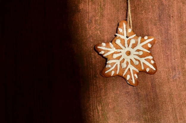 Koekjes met suikerglans op houten achtergrond