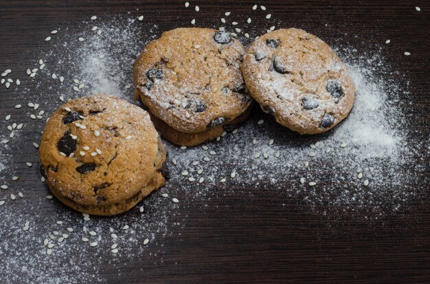 Koekjes met suikerpoeder en seasame