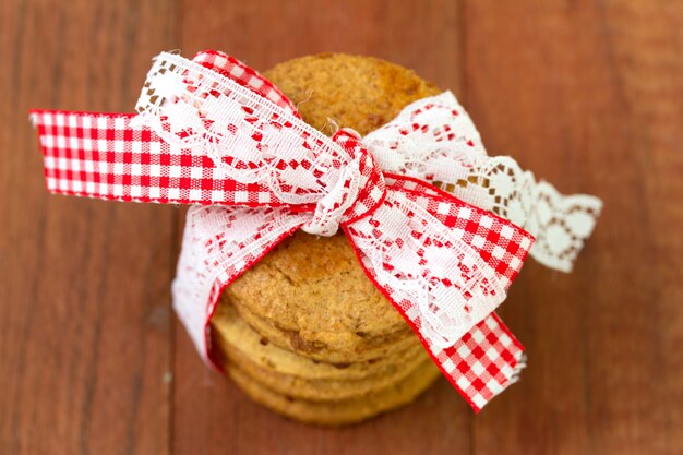 Koekjes op bruine oppervlakte