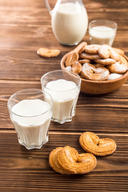 Koekjes op de plaat en melk op de tafel