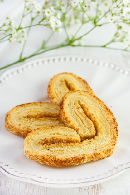 Koekjes op de plaat met kop