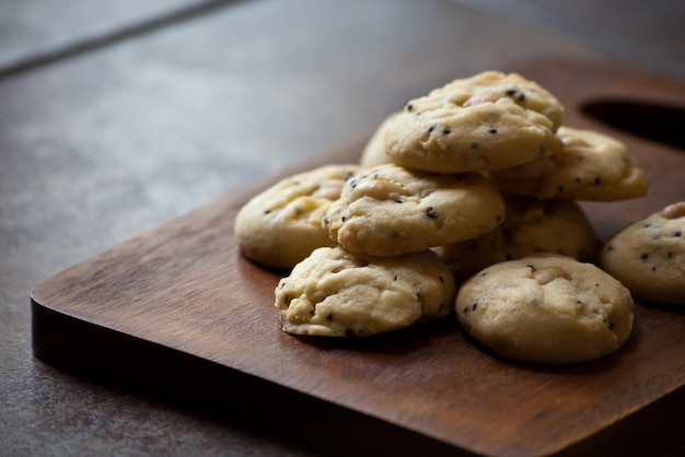 Koekjes op de snijplank in de keuken