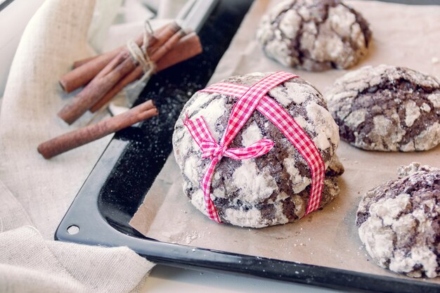 Koekjes op een bakplaat met kaneel