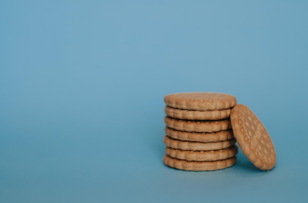 Foto koekjes op een blauwe achtergrond voedsel dessert koekjes