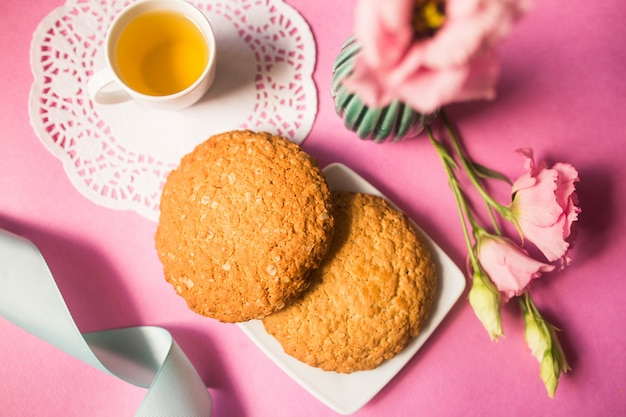 Koekjes op een bord en een kopje thee