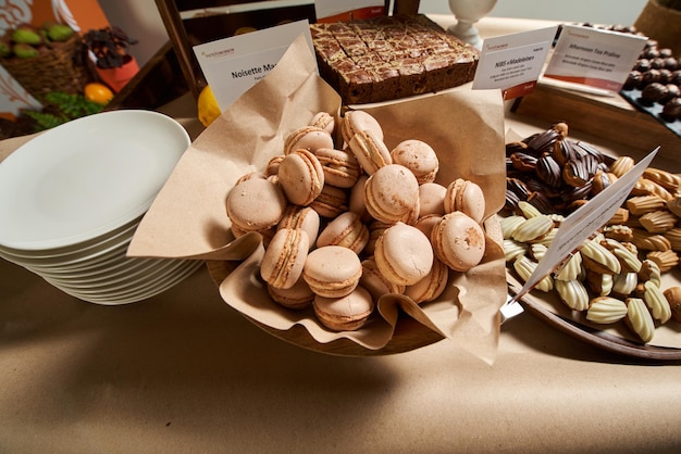 Foto koekjes op een dienblad een taart in een mand