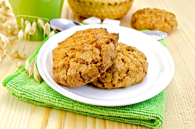 Koekjes op een houten plank