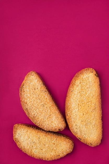 Koekjes op roze.