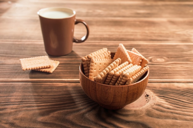 Koekjes op tafel met een kopje melk