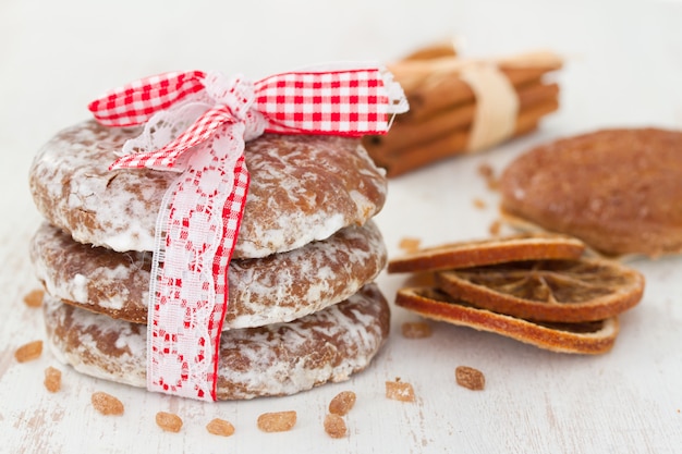 Koekjes op wit hout