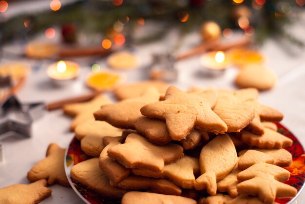 Koekjes van verschillende grootte in de kom