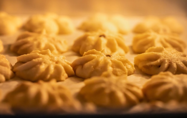 Koekjes worden gebakken in de oven Afbeelding met soft focusxD