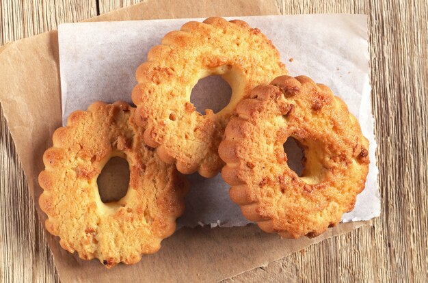 Koekjesringen met noten op tafel