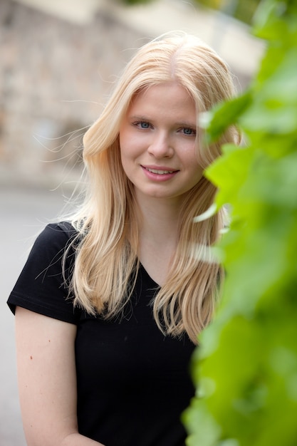 Koel blond meisje omgeven door de natuur