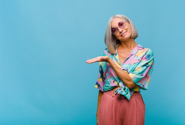 Koele geïsoleerde vrouw van middelbare leeftijd met mooi haar