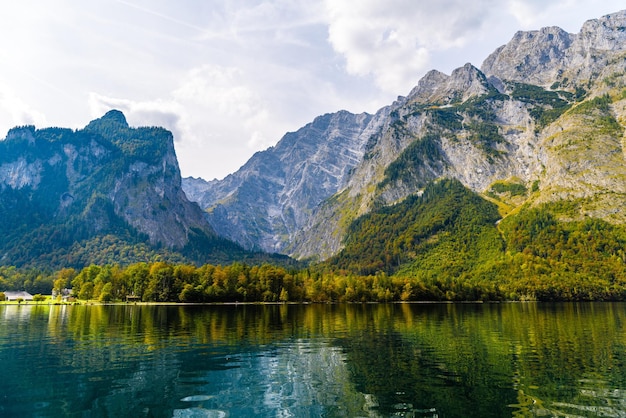 Озеро Кенигзее с альпийскими горами Национальный парк Кенигзее Берхтесгаден Бавария Германия