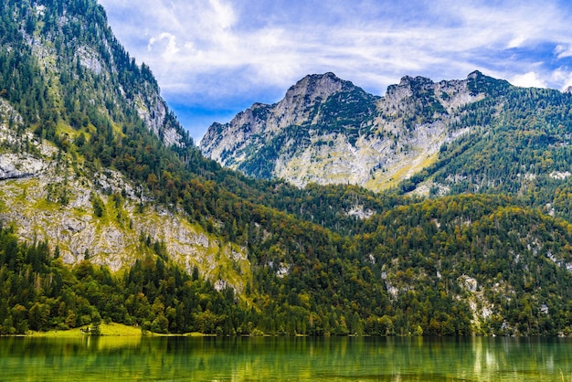 Koenigsseemeer met Alpenbergen Nationaal Park Konigsee Berchtesgaden Beieren Duitsland