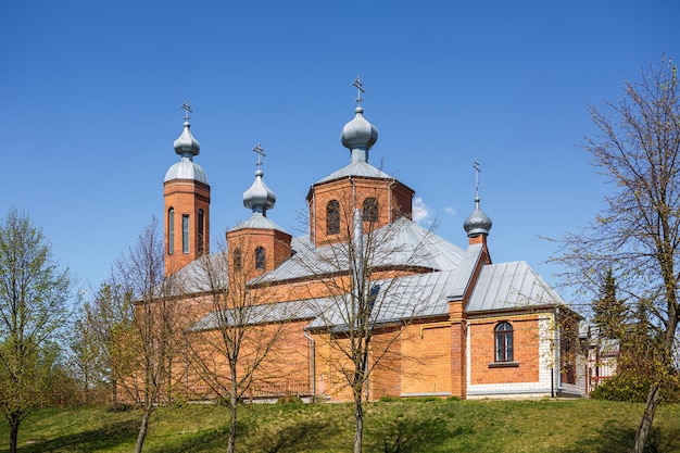 Koepel van orthodox-christelijke kerk van rode baksteen in zonnige zomerdag