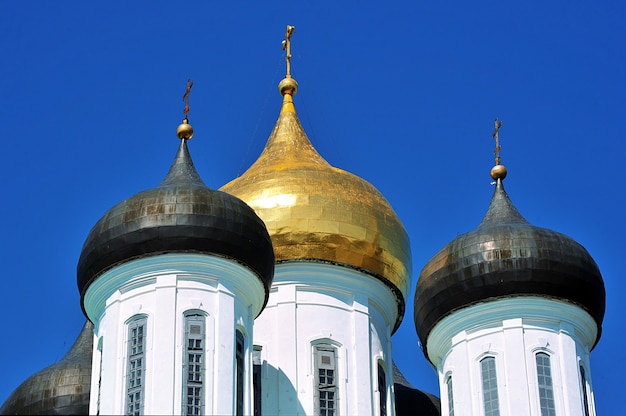 Koepels met kruisen Orthodox Kremlin in Pskov, Rusland