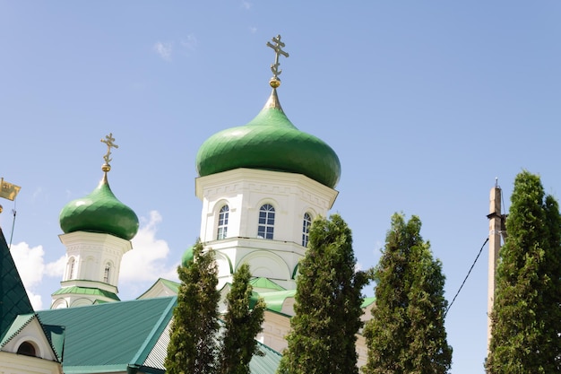Koepels Russisch-christelijk-orthodoxe kerk met koepels en een kruis tegen de hemel