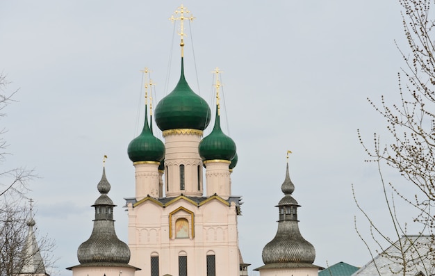 Koepels van rostov het kremlin in rostov velikiy, rusland.