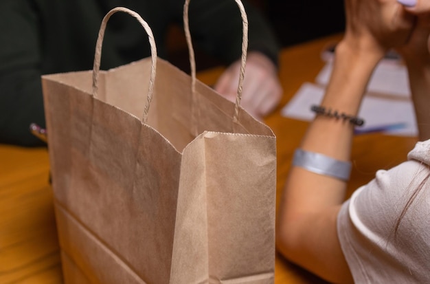 Koerier bezorging foodservice aan huis. Vrouw koerier bezorgde de bestelling zonder naam tas met eten.