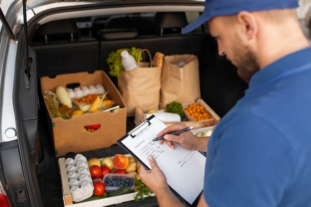 Foto koerier bezorgt boodschappen aan huis