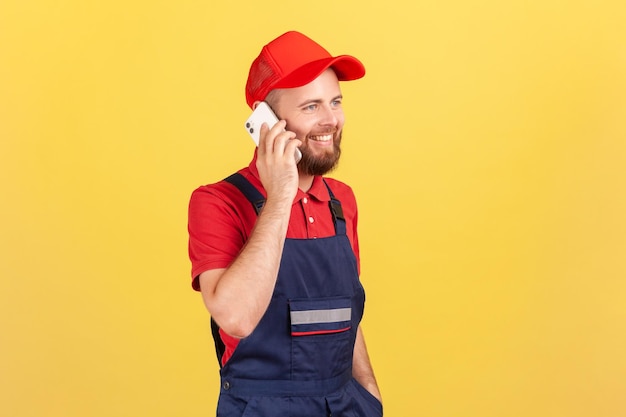 Koerier of reparateur die telefoon met klant neemt, specificeert de tijd en plaats van het voltooien van het werk