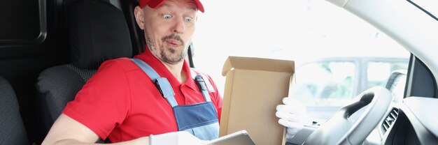 Foto koerierschauffeur opende doos met het pakket van de klant