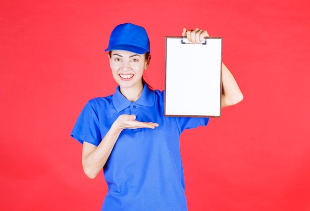 Koeriersmeisje in blauw uniform met een takenlijst.